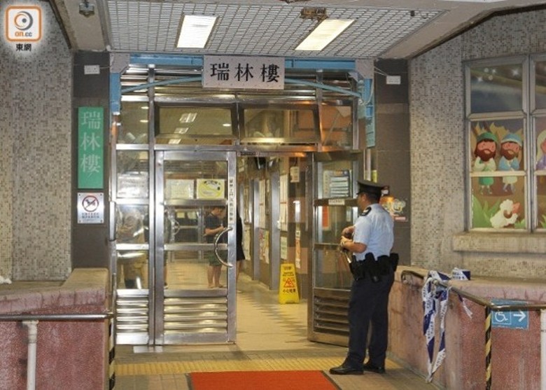 天瑞邨財困婦單位內燒炭 朋友發現救唔番