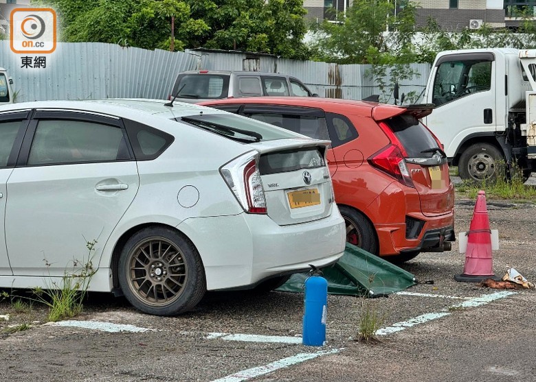 天水圍財困男車內燒炭 親友發現救唔番